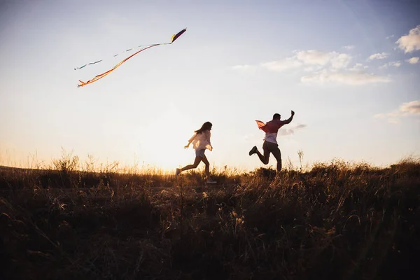 Casal Jovem Divertir Com Pipa Eles Enviam Emoções Genuínas Para Fotografias De Stock Royalty-Free