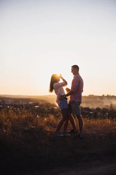 Casal Encantador São Felizes Emoções Genuínas Pela Família Jovem Fotografia De Stock