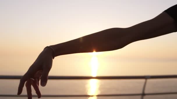 Extremadamente cerca de una mano elegante de las mujeres que asciende en la actuación de ballet. Balerina en tutú negro. Al aire libre. Luz del sol. Movimiento lento — Vídeo de stock