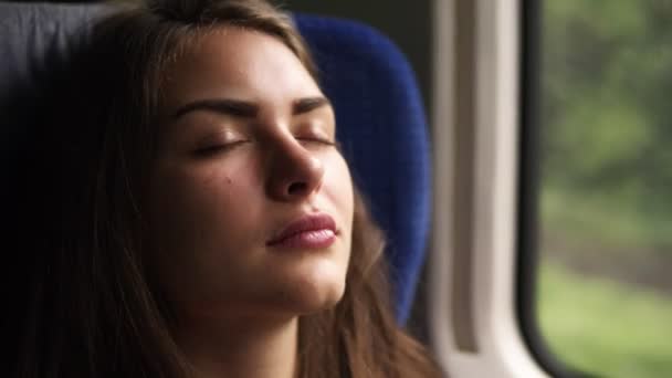 Turista viajando en tren. Tren local. Mujer joven que se relaja durmiendo en tren moderno. Ligero temblor natural. De cerca. — Vídeos de Stock