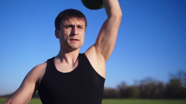 Feche as filmagens de um homem que se exercita com peso. A bombear músculos da mão. Caucasiano. Área aberta — Vídeo de Stock