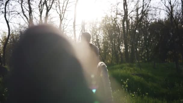 Un beau mec s'entraîne dans un parc au milieu d'arbres fins. Crossfit. Balancez les cordes. Des images extrêmement proches de cordes. Le soleil brille en arrière-plan — Video