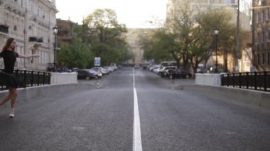 Siyah Bale tutu ve sağ sokakta pratik siyah T shirt balerin dans. Sabah şehir. Yolun atlama. Ağır çekim