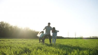 Doğa ile kızları mutlu baba tarafından günde. Genç baba çocukları ile eğlenceli ve neşe içinde vakit geçiriyor. Onlar, koşmak üzerinde güzel, yeşil mera çal. Güneş parlıyor
