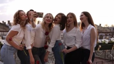 Selfie açık havada bir terasta alarak bir baştan çıkarıcı, Genç kadınların kapatın. Beyaz casual giyim mutlu, neşeli kızlar. Bir arka plan üzerinde güneş parlar. Tavuk parti konsept