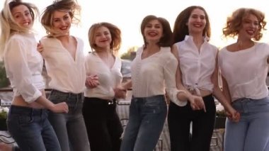 Mutlu dışında bir balkon teras gülümseyerek. Bina, şehir manzara arka plan birlikte ağır çekimde atlama. Birlikte eğleniyor, şık kadın gülüyor üstümde aynı şeyler. Zevk yaşam