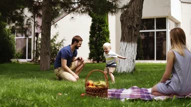 Beyaz aile. Babası oğlunun koniler ve hava atma, eğlenceli. Parkta takılıyorum. Piknik kavramı. Ağır çekim