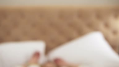 Mutlu genç kadın yatağa düşüyor. Kırmızı ruj güzel kızlarla. Mutluluk gülümseyen kız. Kot pantolon ve beyaz bluz. Yakın çekim