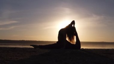 Genç yoga spor giyim deniz karşı çalışma dışarı giyen kadın yoga yaparken oldukça veya pilates egzersiz. Maymun Tanrı, bölmeleri, köprü ile hanumanasana çeşidi. Tam boy