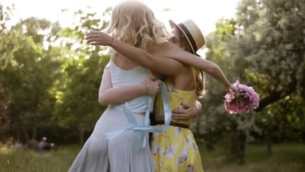 Drie jonge, aantrekkelijke vrouwen elkaar knuffelen. Liefhebbende vrienden. De vergadering van de vriendschap. Slow motion — Stockvideo