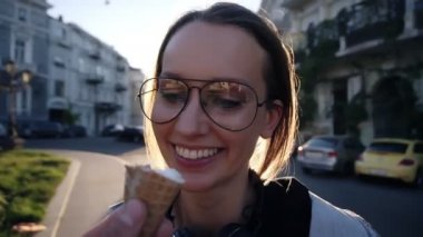 Bir genç kadın yüzü bir dondurma malee elinden yemek bardaklarda görüntülerini kapatın. Dostluk, eğleniyor, gülümseyen. Dışarıda sokakta. Güneşli gün