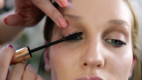 Primer Plano Proceso Maquillaje Modelos Ojos Artista Poniendo Rímel Negro — Vídeos de Stock