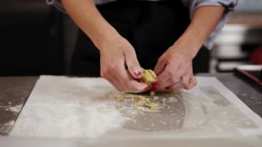 Kadının el pasta veya çerezleri için hamur yoğurma kapatın. Pudra mutfak tatlı fırında hazırlanıyor. Mutfak sınıfları, pasta yemek, ev yapımı yemekler kavramı