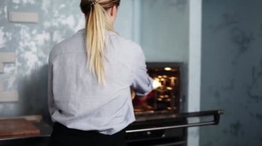 Kadın pudra modern kendi litchen içinde. Tartlets bir tepsi fırından eldiven kullanarak alır hazır