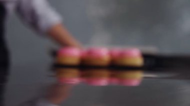 Son derece lezzetli pembe sırlı tatlı tartles görüntülerini kapatın. Mutfak, tatlılar, hamur işi kavramı.