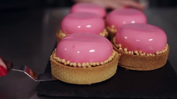 Extrem Nahaufnahmen. Der Konditor zeigt das fertige Dessert in geschnittenen Schichten. rosa Glasur, moderne Desserts. Konditoreikonzept — Stockvideo