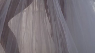 Beyaz Bale tutu daimi deniz ya da okyanus gündoğumu veya günbatımı ışık yakın genç çekici kadın. Kadının pointe Ayakkabı ayaklarda. Görüntüleri aşağıdan yukarıya. Mesafe içine görünüyor kapsayan