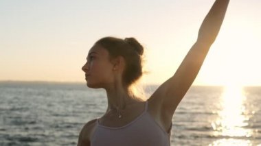 Deniz ya da okyanus eğitim güzel, ince kadın balerin. Muhteşem bir kadın kurtlarla dans arka plan üzerinde yükselen güneş