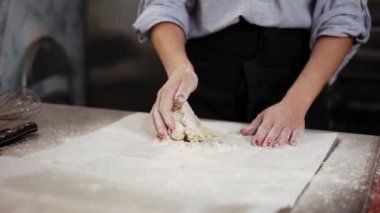 Genç kadın, modern mutfak, hamur yoğurmak ev yapımı ekmek yapma. Kadın pastacı pasta, kurabiye veya evde pasta hazırlanıyor. Mutfak sınıfları, pasta yemek, ev yapımı yemekler kavramı