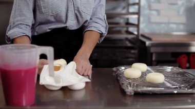 Pudra formdaki bir tatlı dışarı alır ve daha fazla hizmet için çalışma yüzeyinin kek koyar. Ön görünümü Kapat