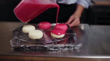 Pişirme, pişirme ve tatlılar kavramı. Kek pasta stüdyo mutfak at Izgara'yla tepsisindeki sürahi dökerek sır tutan kadın el yakın çekim