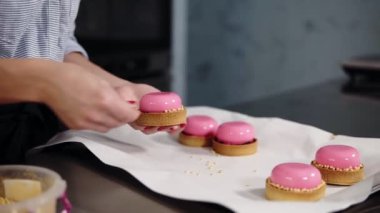 Yemek, pişirme ve şekerlemeler kavramı - Şef mutfak at altın sprinkles ile ayna sır kek dekorasyon