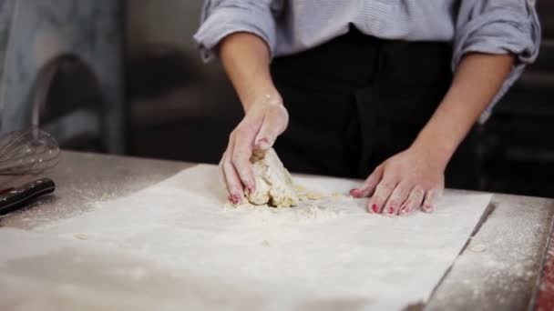 モダンなキッチンで若い女性がうどん粉自家製のパン作り。女性菓子パイ、クッキーやケーキを自宅の準備します。料理クラス、菓子料理、自家製料理のコンセプト — ストック動画