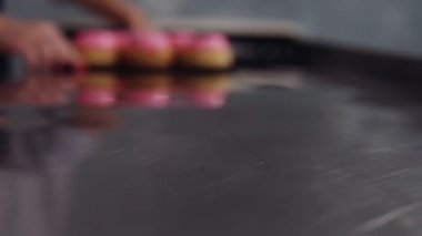 Hareketli görüntüleri ve en güzel modern sırlı tatlı sığ odak bulanık. Pembe ayna sır, tartle üzerinde altın sprinkles ile dekorasyon. Kapalı