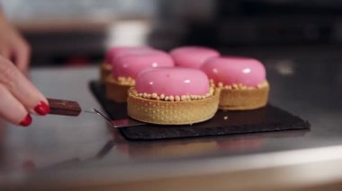 Fransız mousse tatlı bir arka plan bulanık - pembe sırlı mini kek, üzerinde kesme görünümün görünümü kapatın. Mutfak, pasta, tatlı konsepti