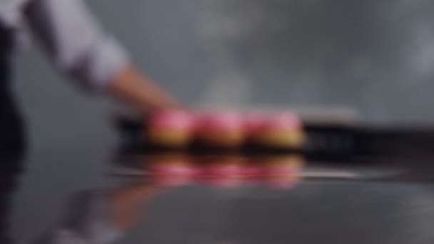 Torte di topo francesi con smalto a specchio rosa. Dessert europei moderni decorati con spruzzi d'oro commestibili. Concentrazione profonda — Video Stock