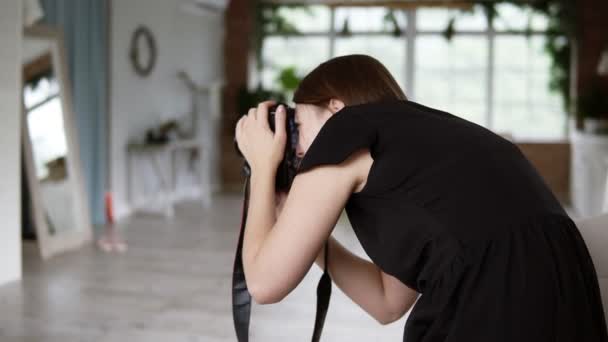 Charmante femme enceinte en soutien-gorge et pantalon recouvert d'une couverture violette. Assis sur un lit et posant pour le photographe. Mouvement lent — Video