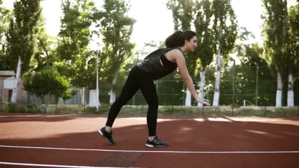 요기 여자 야외, 요가 연습 동결 휠 포즈, 운동복, 전체 길이, 측면 보기. 경기장에서 스트레칭 워밍업 — 비디오