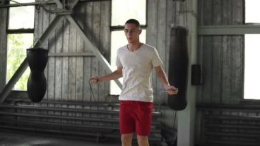 Ağır çekim görüntüleri beyaz kısa saçlı athlee boks spor salonunda çalışma dışarı. Üzerinde atlama ip atlama. Spor, boks, sert kavram çalışan