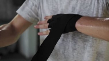 Erkek eller boksör siyah boks bandaj sarar. Fighter fight veya eğitim spor salonunda önce yumruk