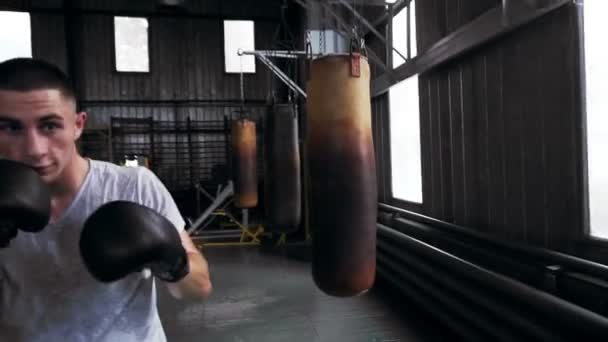 男拳击手在手套和白色 t恤衫的训练, 在健身房, 冲床和上钩设置, 运动精神。前视图 — 图库视频影像
