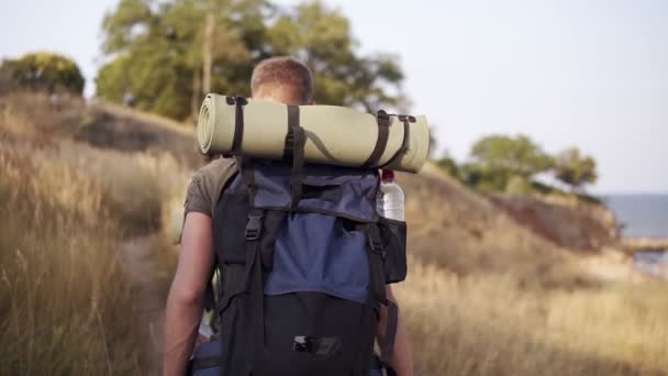 Aventure, voyage, tourisme, randonnée et concept de personnes. Backside traking vue d'amis marchant avec des sacs à dos par les collines de dos — Video