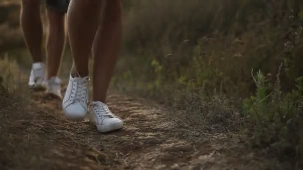 Mirato Primo Piano Filmati Piedi Escursionisti Che Camminano Sulle Colline — Video Stock