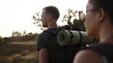 Bir iki yürüyüşçü, arkadaşlar veya etkin boş vakit geçiriyor çift görünümü kapatın. Sırt çantaları ile Kuru ot ile hill tarafından yaz trekking