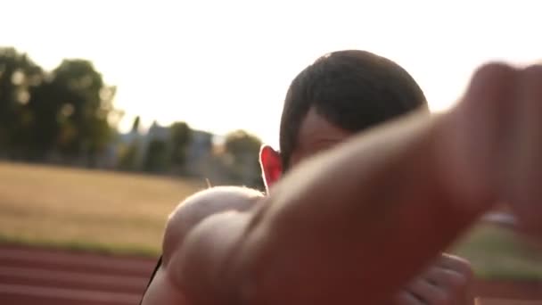 Actieve, boos mannelijke bokser trainingsproces op het openlucht stadion. Portret van een man met onzichtbare tegenstander Boksen, ponsen — Stockvideo