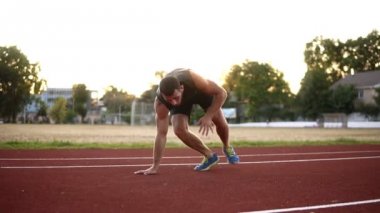 Spor fitness adam egzersiz şınav. İtme egzersiz erkek atlet dışarıda. Erkek boxer crossfit egzersiz açık havada uygun. Sağlıklı yaşam konsepti