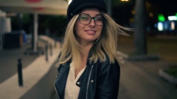 Ein Schönes Mädchen Mit Stylischem Hut Und Schwarzer Lederjacke Spaziert — Stockvideo