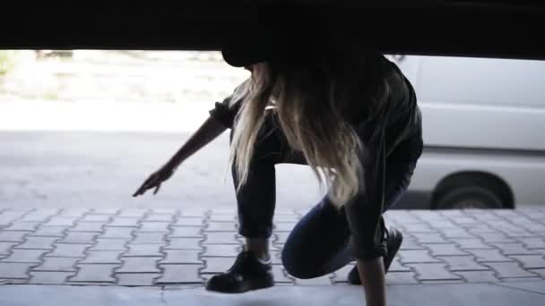 Zombis femeninos y masculinos están persiguiendo a la chica en la calle. Chica joven corriendo en miedo y escondido en el garaje a la vuelta de la esquina. Vista frontal de cerca — Vídeos de Stock