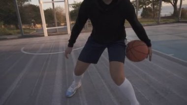 Sabah ışık topu ile çalışan profesyonel sahasında kadın basketbol oyuncusu. Handhelded görüntüleri