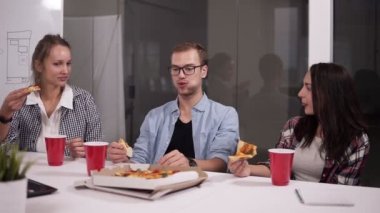 Öğle Yemeği Genç beyaz iş arkadaşlarınızla pizza birlikte ofiste yemek kır. Gülmek, konuşmak, eğleniyor. Gıda, iş öğle ve insanlar kavramı - pizza ofiste yemek mutlu yaratıcı ekibi