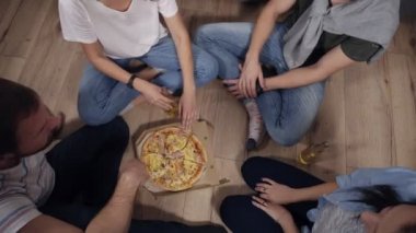 En iyi pizza ile kutusunun altındaki sonra el el alarak gençlerin bakmak sıcak lezzetli pizza dilimlerini karton kutu