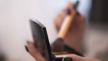 Kaptırdın onun göz kapağı üzerinde uygulama makyaj fırça, yüzünde güzel Müslüman kadının yapması. Bej hijab giyen. Müslüman insanların modern yaşam. Görüntüleri kaptırdın kümesinin amacı