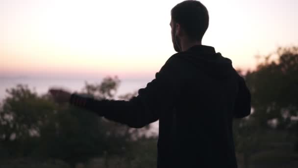 Hombre Joven Deportivo Haciendo Ejercicio Haciendo Calentamiento Cerca Del Mar — Vídeos de Stock