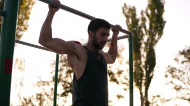 Pull-up vücut geliştirme egzersiz - fitness adam çalışma dışarı onun kol kasları açık jimnastiği barfiks çekmek Pull-up crossfit egzersiz iş parçası olarak yapıyor