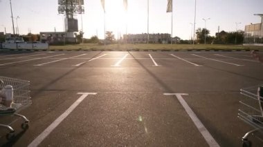 Genç millennials insanlar alışveriş ile yarış arabaları - mutlu çılgın arkadaşlar otoparka arabaları ile eğleniyor. Birbirimizi beş yüksek veren corts kızlarda. Gençlik yaşam tarzı, dostluk ve parti