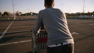 Genç millennials insanlar alışveriş ile yarış arabaları - mutlu çılgın arkadaşlar otoparka arabaları ile eğleniyor. Birbirimizi beş yüksek veren corts kızlarda. Gençlik yaşam tarzı, dostluk ve parti